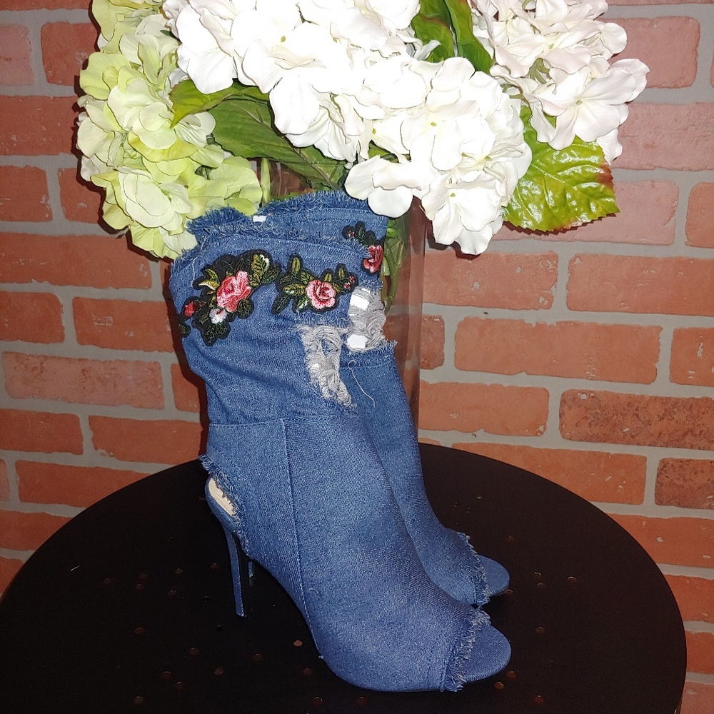 NWT LT BLUE FLOWER DENIM HEELS